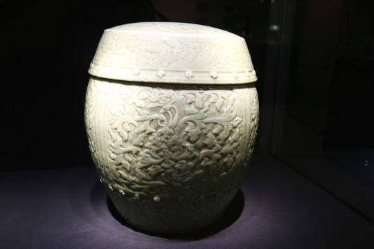 龙泉泉官窑瓷器明代模印花卉纹鼓