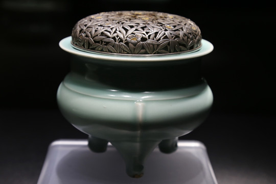 龙泉官窑瓷器南宋时期的鬲式香炉