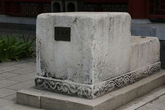 五塔寺石刻雕花边上马石
