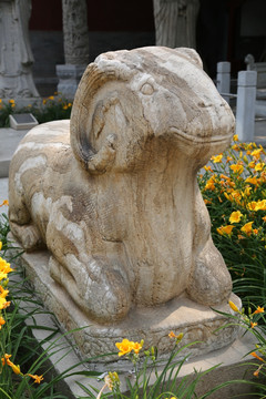 五塔寺石刻石像生卧羊的雕像