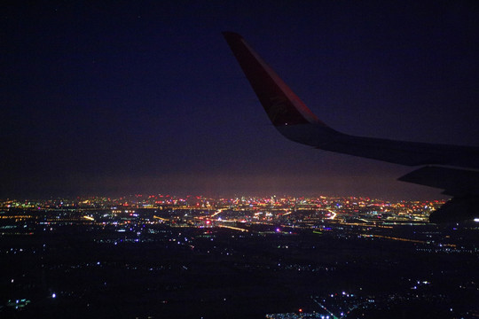 夜空 飞行 城市灯火