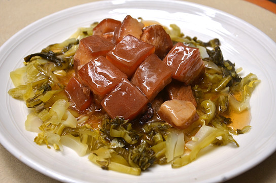酸菜焖红烧肉