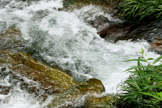 小溪流水