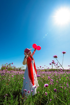 花海中的女人