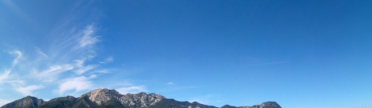 宽幅蓝天白云高山背景