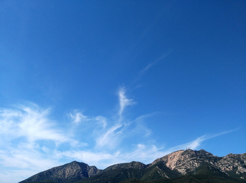 蓝天白云高山背景