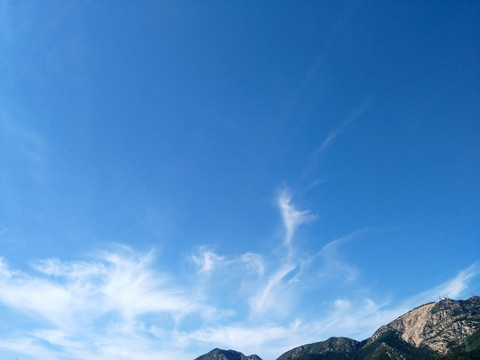 蓝天白云高山背景