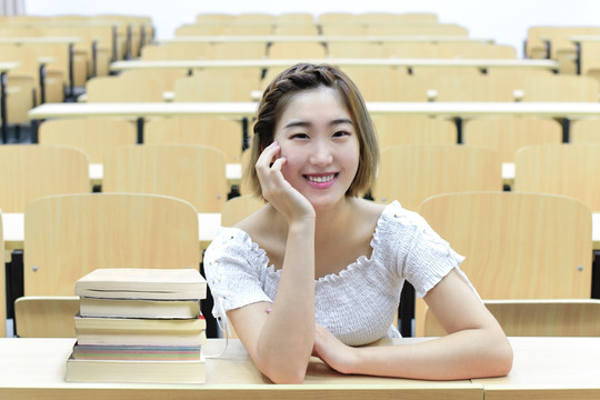 教室里的女学生