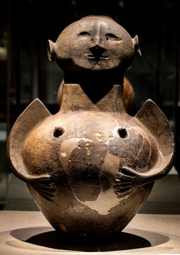 女性雕像卡诺皮克罐
