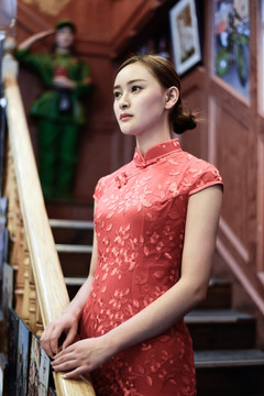 穿紅色旗袍的女人