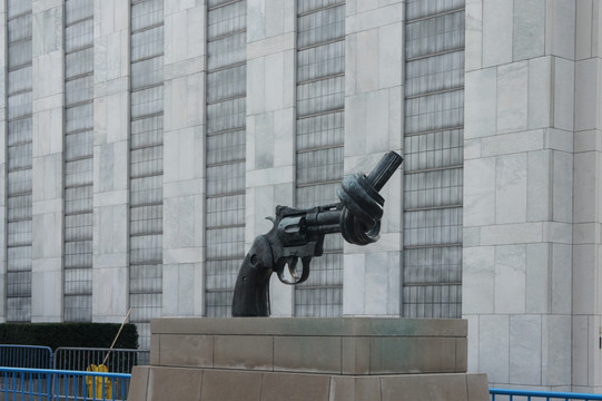 打结的手枪雕塑 联合国雕塑