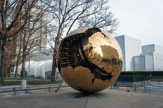破碎的地球雕塑 联合国雕塑