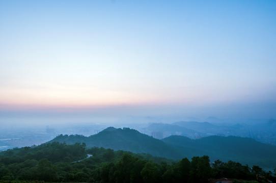 晨曦 朝阳 山顶日出 云雾弥漫