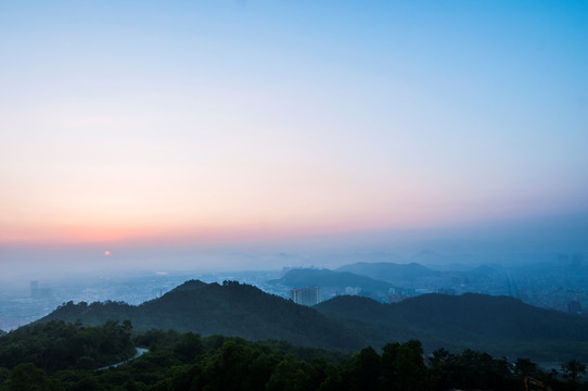 晨曦 朝阳 山顶日出 云雾弥漫