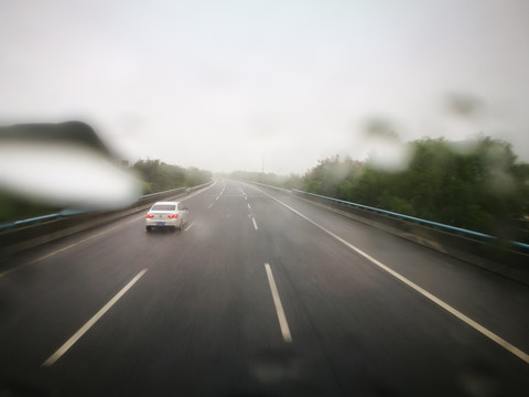 高速上的車