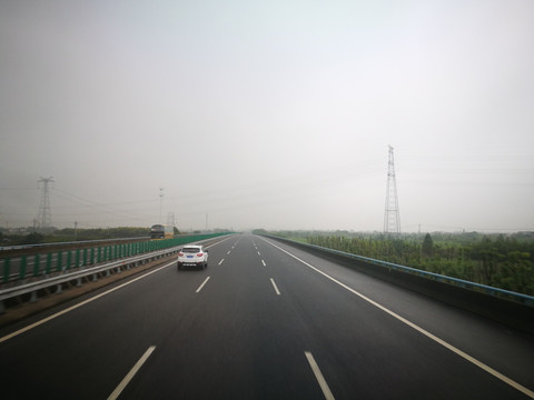 高速上的車
