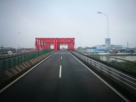 红色的吊桥