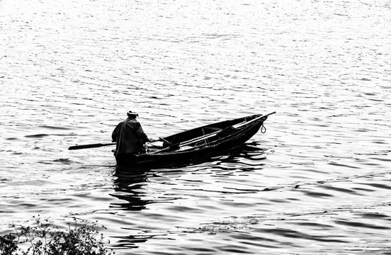湖面渔舟
