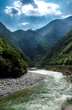 蓝天白云下的秦岭河流