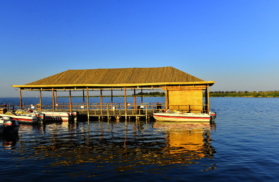 湖面上的小木屋