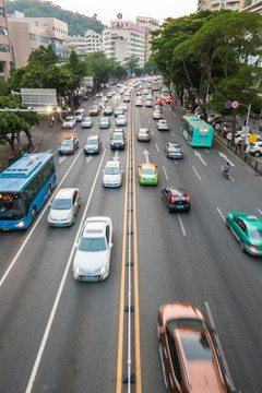 下班高峰期的交通路况