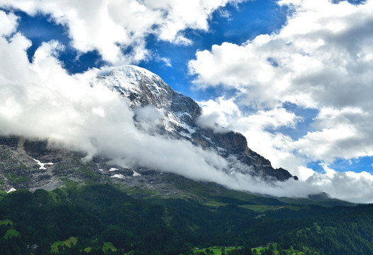 白云绕山峰