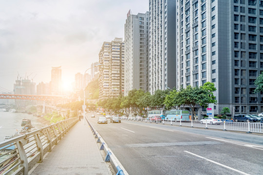 城市道路和建筑天际线