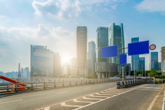 城市道路和建筑天际线