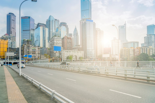 城市道路和建筑天际线