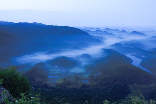 山间晨雾