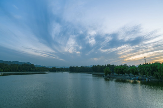 湖景乌云