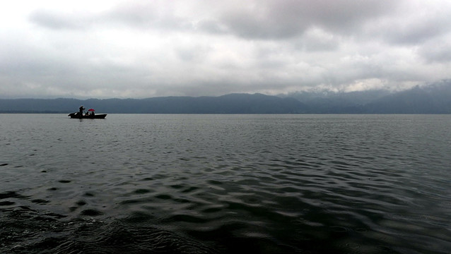 邛海 湖面 雨景 渔船 雨天