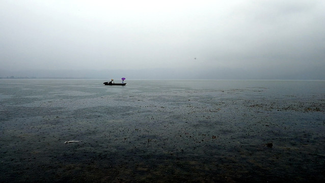 邛海 湖面 雨景 渔船 雨天