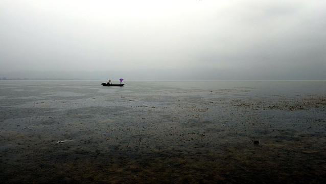 湖面 湖水 雨景 邛海 渔船