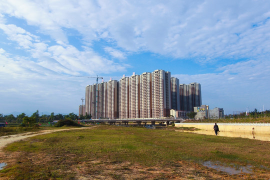 河畔 高楼 源河地产