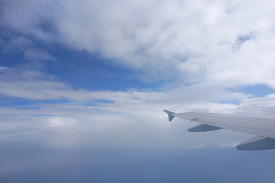 云层飞行 机翼 蓝天