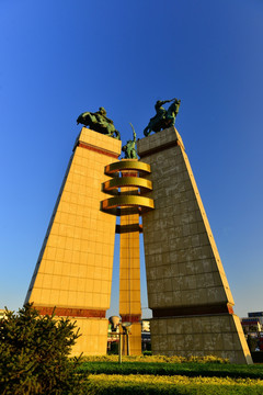 乌拉特三公雕像