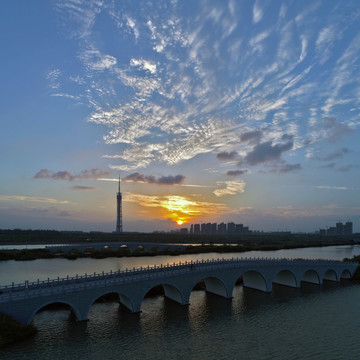 里运河畔的城市建筑