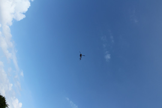 直升机蓝天白云