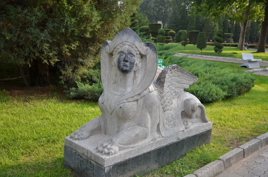 巴黎凯旋门前的狮身人面雕塑