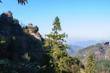 山峰上的毓秀亭