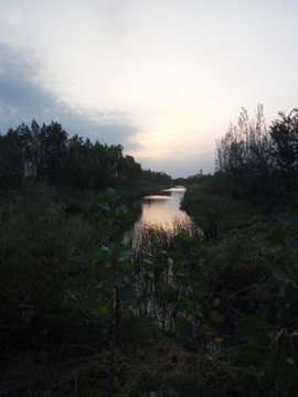 夕阳下的小河