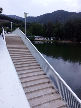 湖畔阶梯
