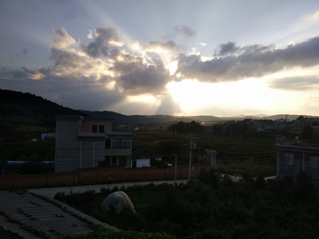 夕阳下的山村