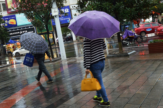 雨中行人