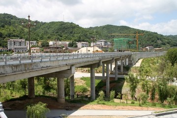 石泉江南河堤桥侧面