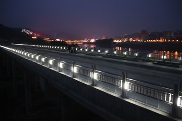 石泉江南河堤桥夜景