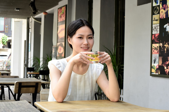 户外餐厅喝茶的女人