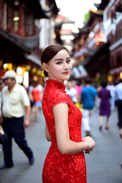 古鎮里的紅旗袍美女