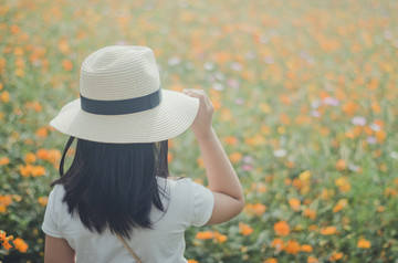 少女和花海